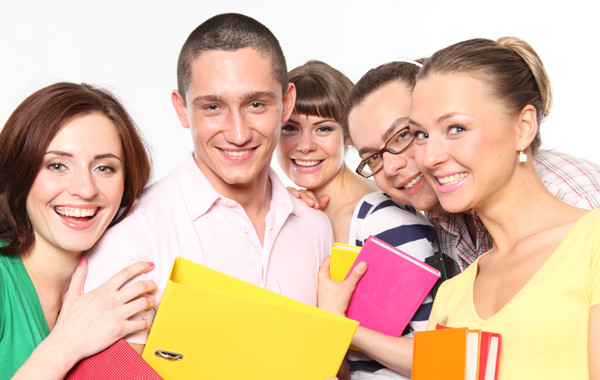 Jóvenes con material de estudio, fotografía original de Areté