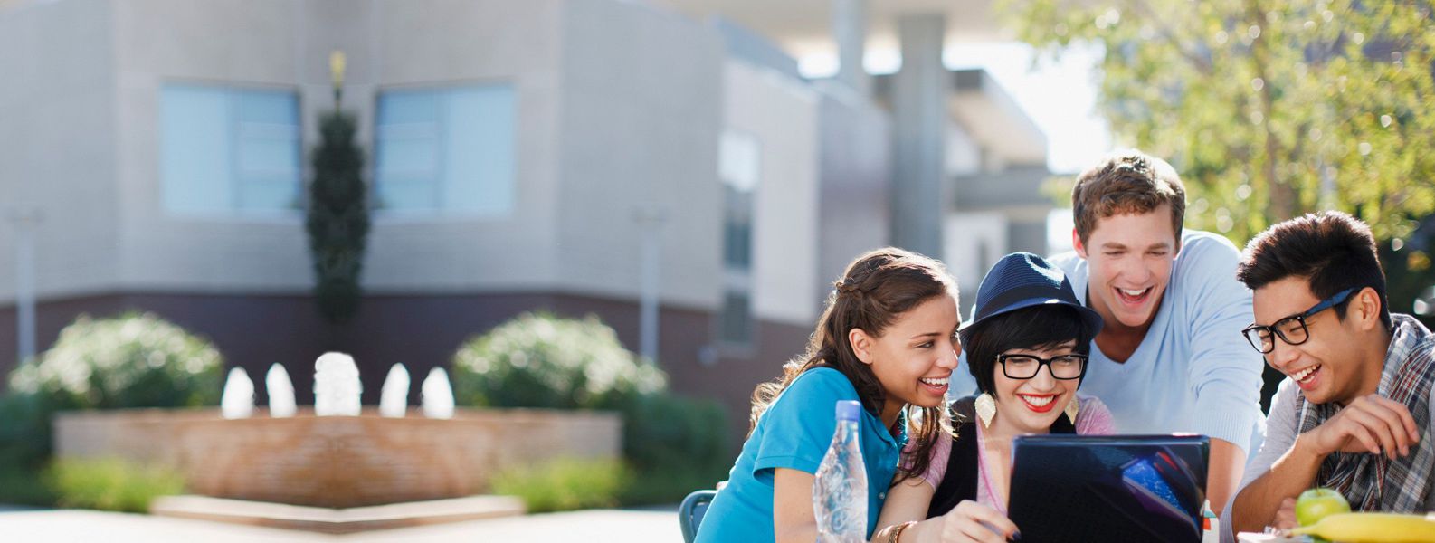 Estudiantes compartiendo un momento de aprendizaje