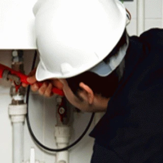Técnico de la imagen original de Climelectric trabajando en una instalación
