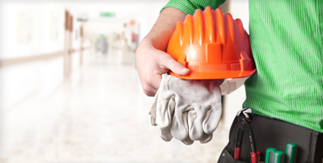 Profesional de mantenimiento con casco y guantes