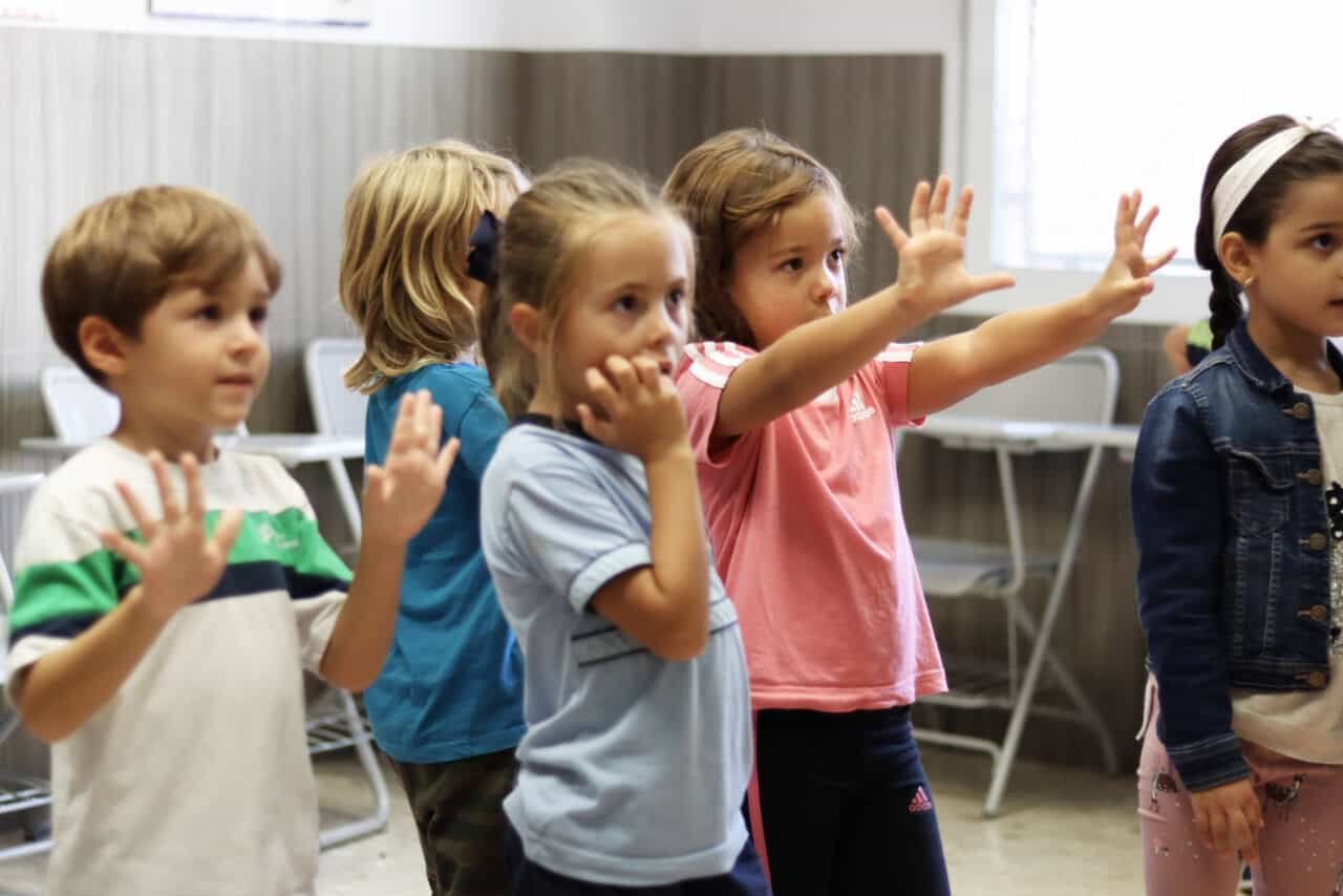 Alumnos participando en clase