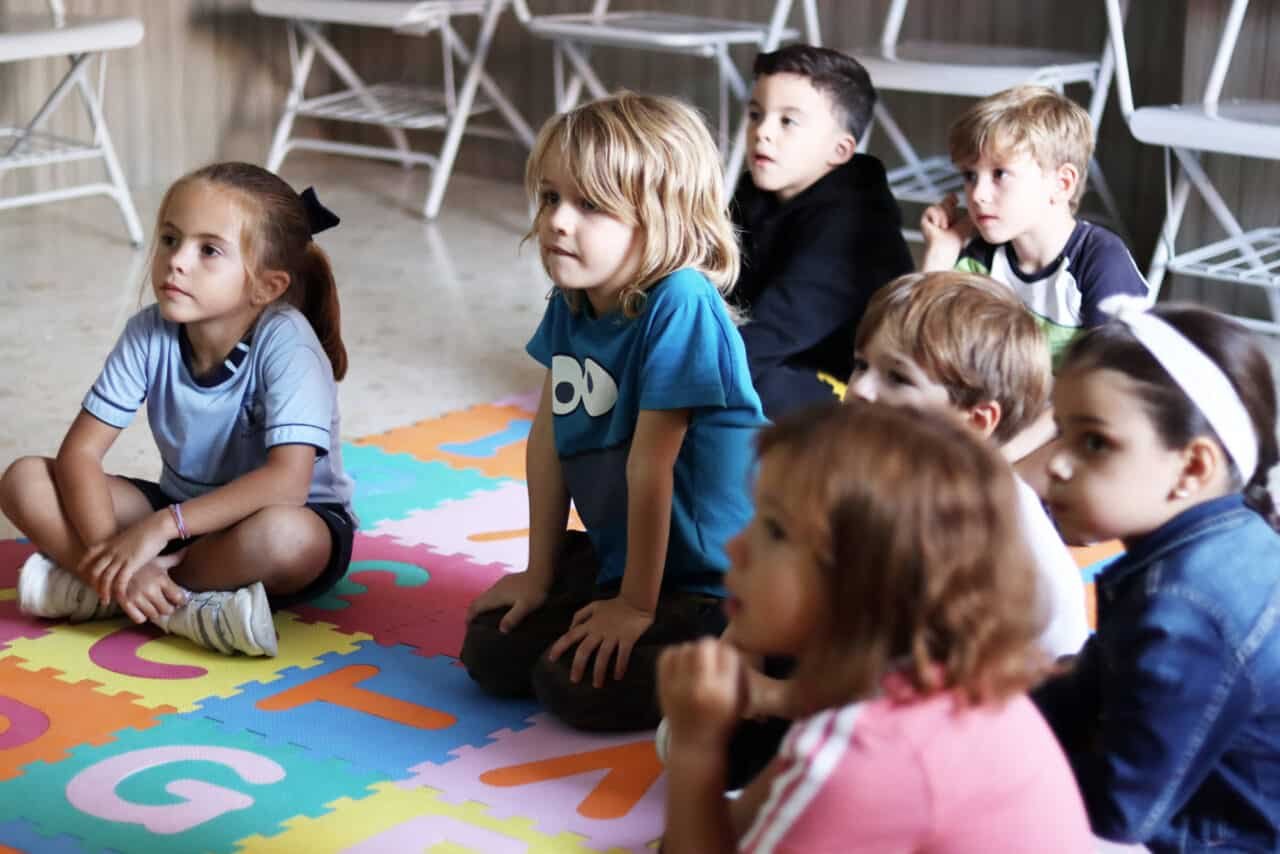 Niños participando en una actividad de inglés